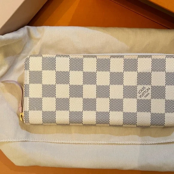 Louis Vuitton Clemence  Wallet in Damier Azur Rose Ballerine on the inside. EUC - Picture 5 of 12